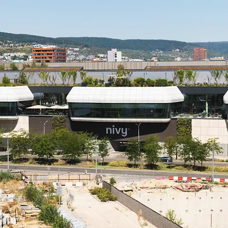 Metropolis Retreat With Balcony And Parking Apartmán