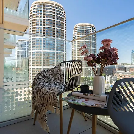 Apartmán Metropolis Retreat With Balcony And Parking